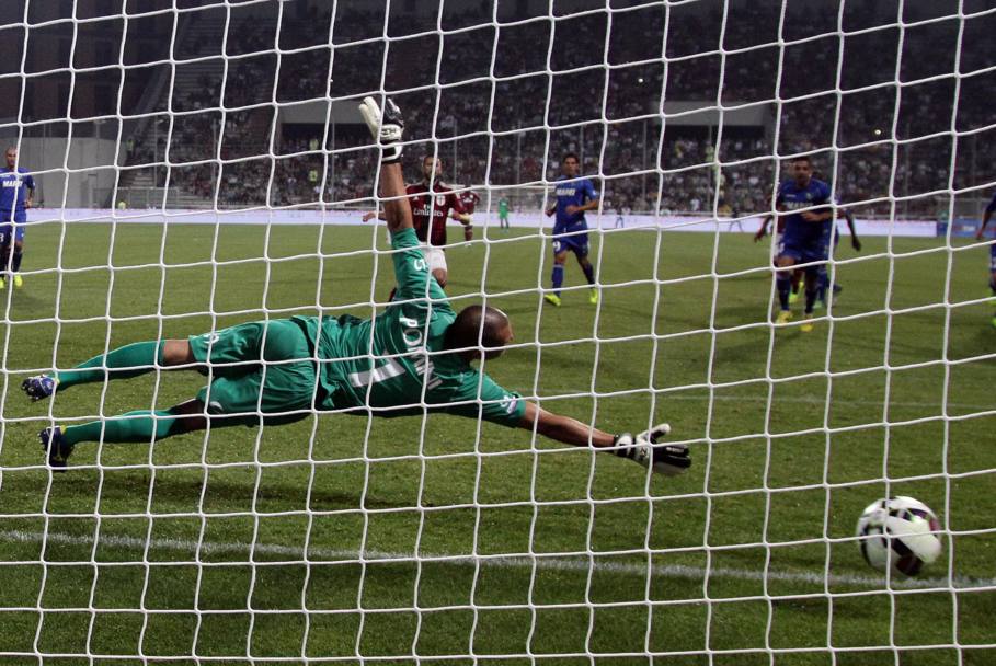 Sassuolo-MIlan 0-2: il primo gol  di Menez su rigore.